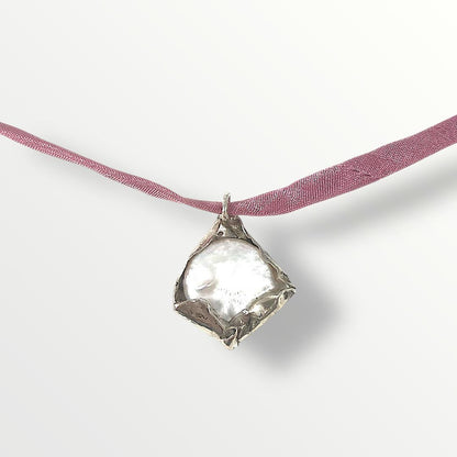 Ciondolo linea " L'abbraccio" argento e perla di acqua dolce