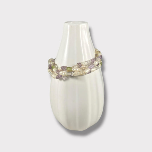 Bracciale multifilo con perle di acqua dolce e pietre