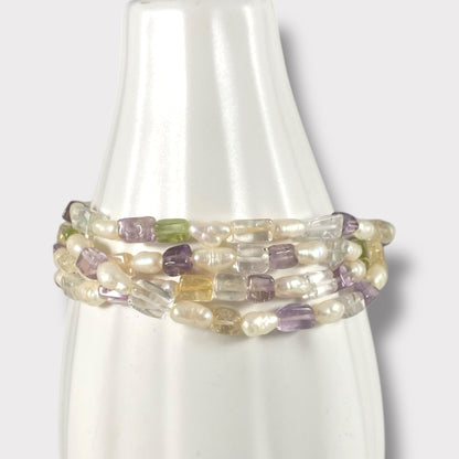 Bracciale multifilo con perle di acqua dolce e pietre