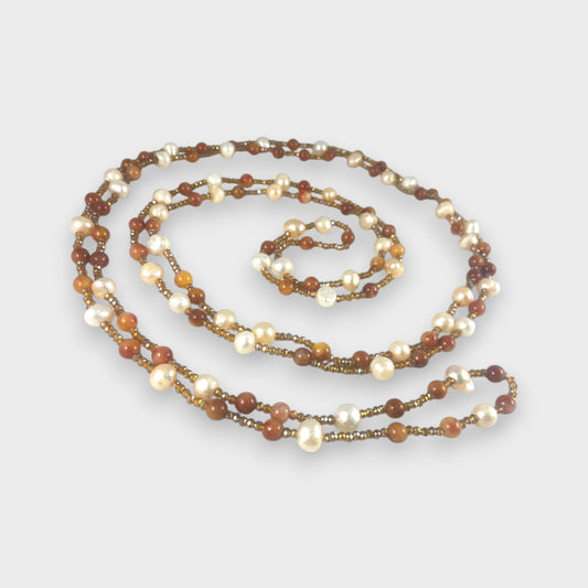 Collana lunga con perle di acqua dolce, agata e cristalli