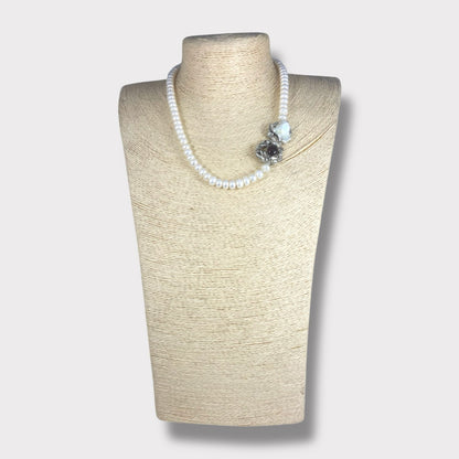 Collana di perle di acqua dolce con laterale in argento