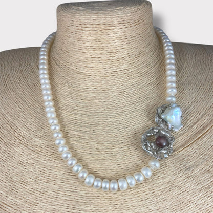 Collana di perle di acqua dolce con laterale in argento
