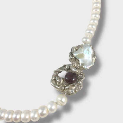 Collana di perle di acqua dolce con laterale in argento