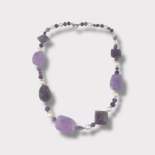 Collana con ametista, argento e perle di acqua dolce