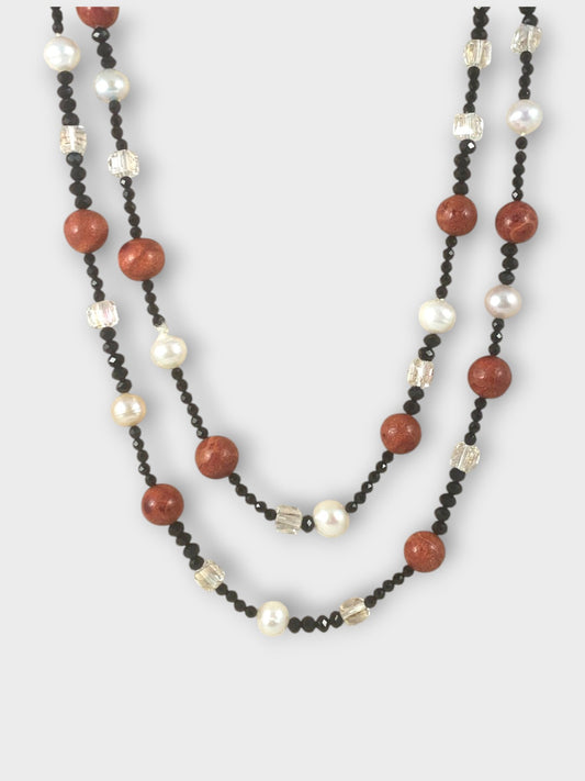 Collana lunga con perle di acqua dolce, madrefora e cristalli
